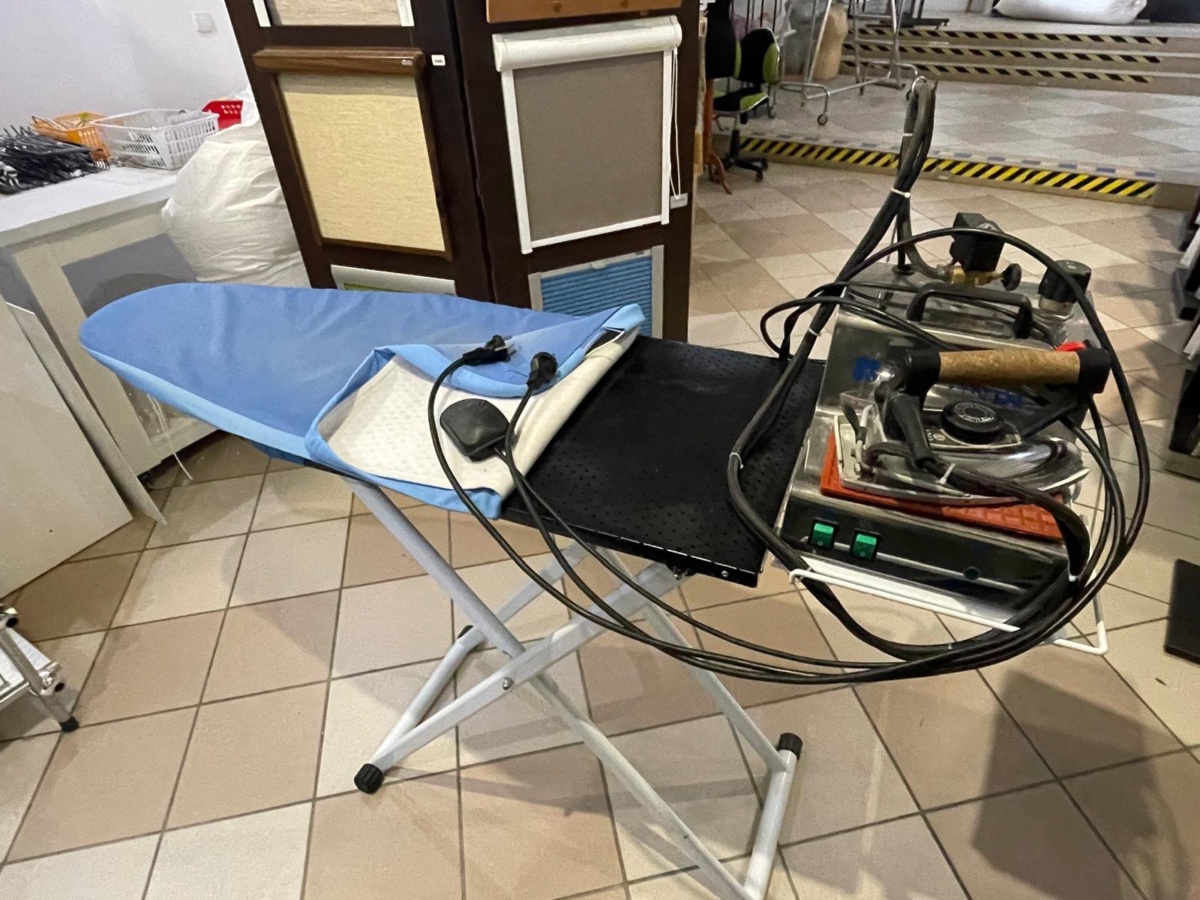 Stacja parowa Rotondi Mini 9 z żelazkiem przemysłowym i deską