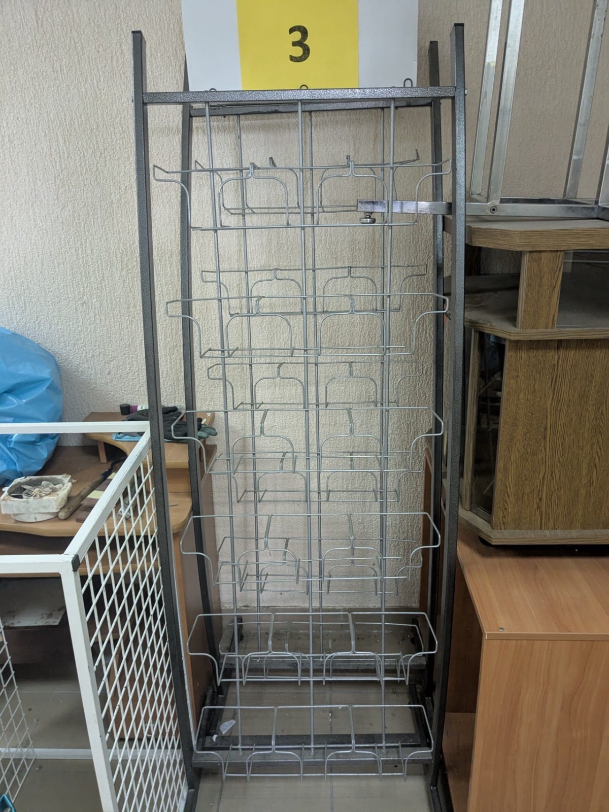 Stojak druciany ekspozycyjny z haczykami