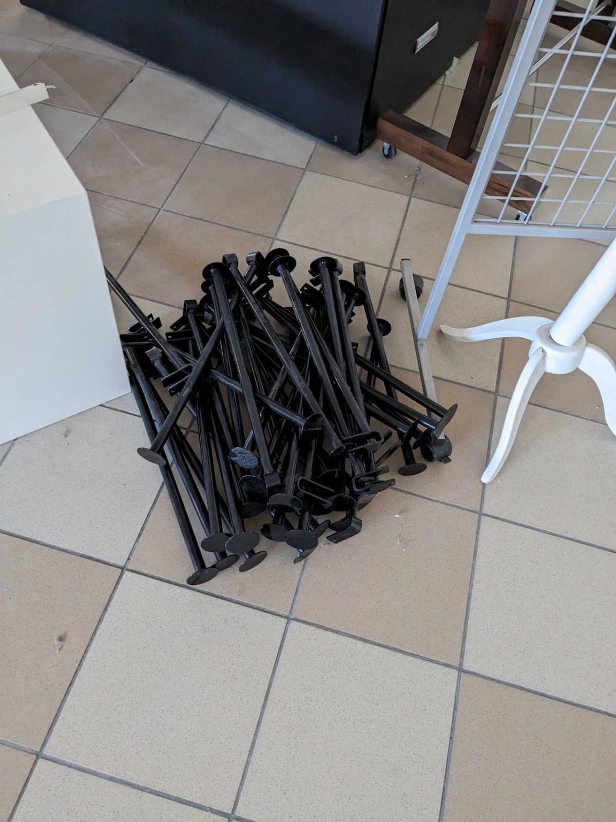 Elementy ekspozytorów, czarne rurki